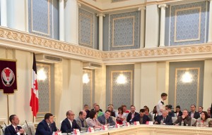 Зовут под крышу