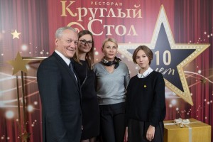 Семья Майоровых поздравила ресторан «Круглый стол» с 10-летием