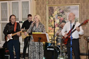 ВИА выпускников школы №20 «Свет и тени» ищет клавишника-вокалиста