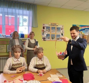 Предприниматели Челнов подарили школе с особенными детьми свирели и ткацкие станки