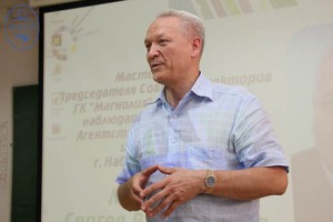 Сергей Майоров продает на сайте АПИ книги о своих одноклассниках